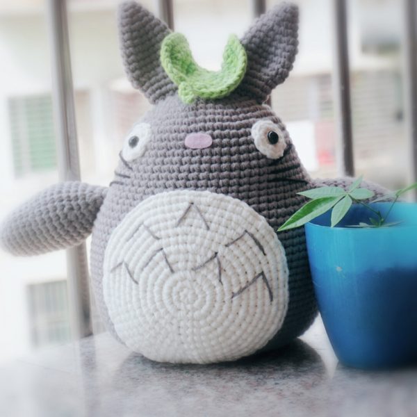 Do you like this big amigurumi Totoro character? This is an adorably looking gift for your dear one! Find the step-by-step big totoro amigurumi pattern below.