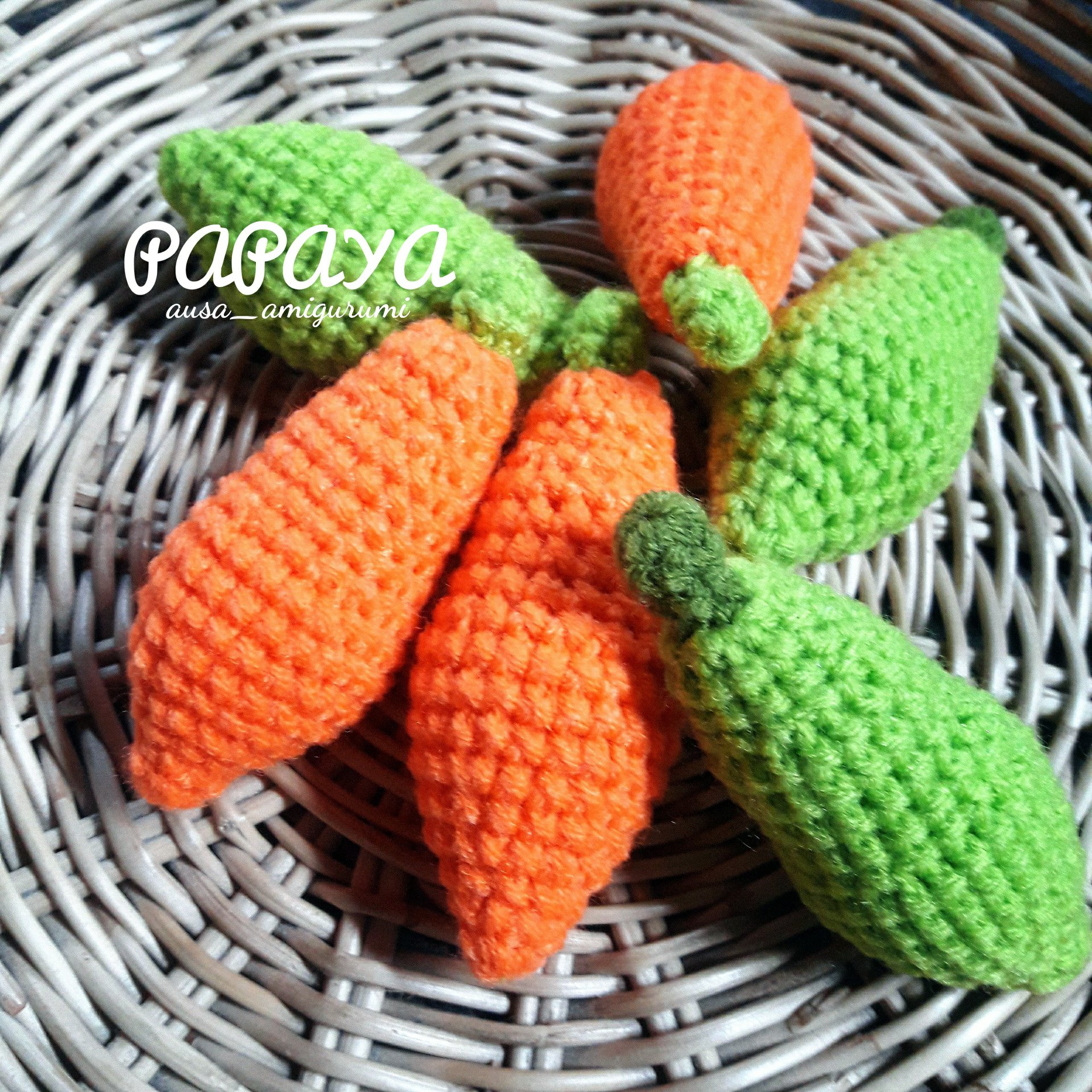 Papaya keychain amigurumi