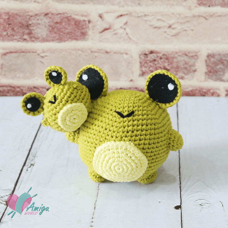 Crochet big frog and little frog free amigurumi pattern (Photo: @amiguworld)