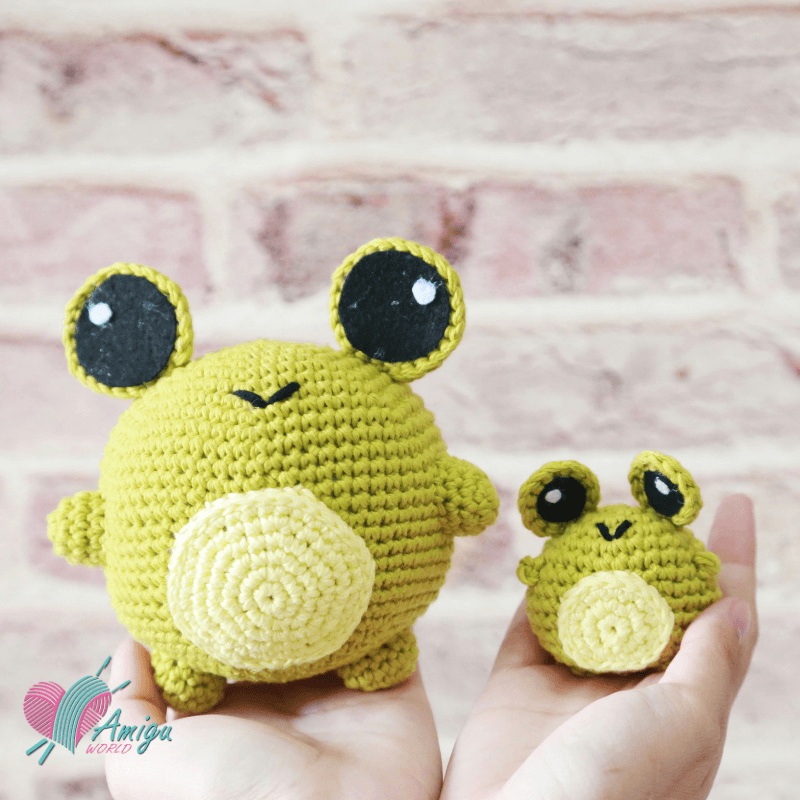 Big Frog and Tiny frog crochet pattern by Amigu World