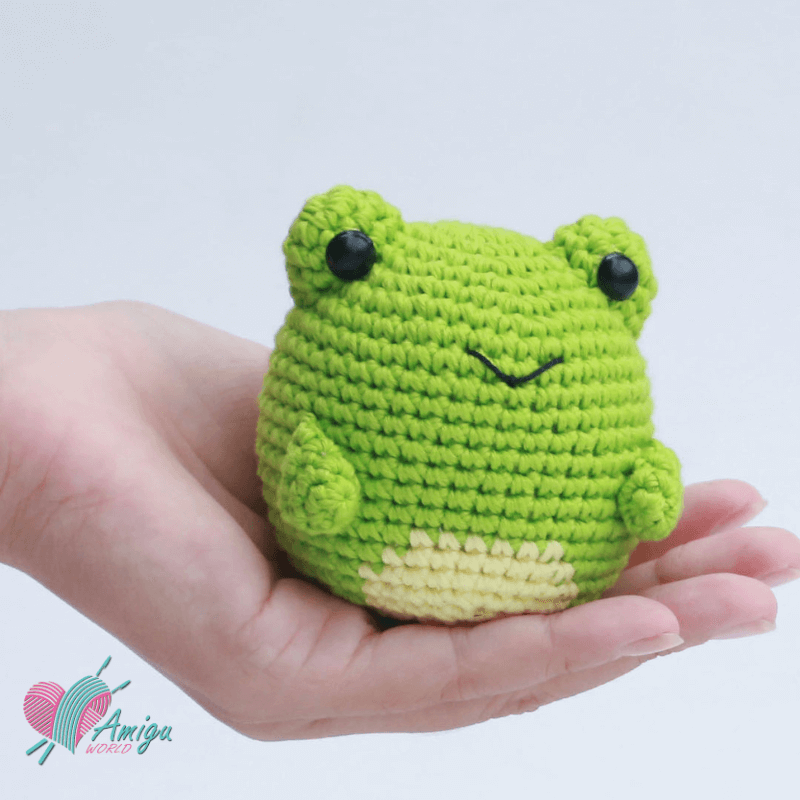 Amigurumi little Frog Crochet pattern (picutre: @amiguworld)