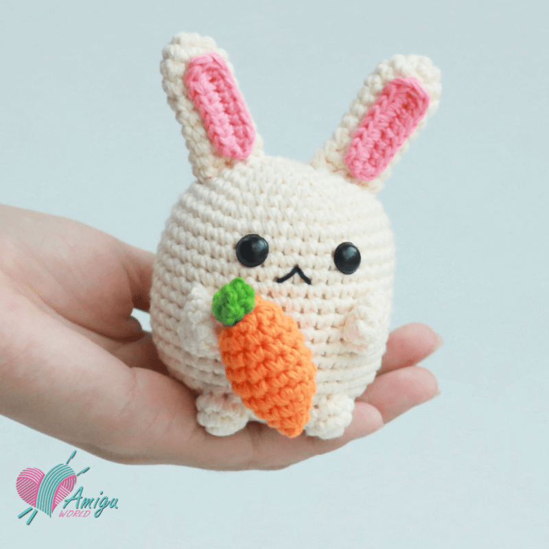 Amigurumi little Rabbit hugs carrot crochet pattern by AmiguWorld